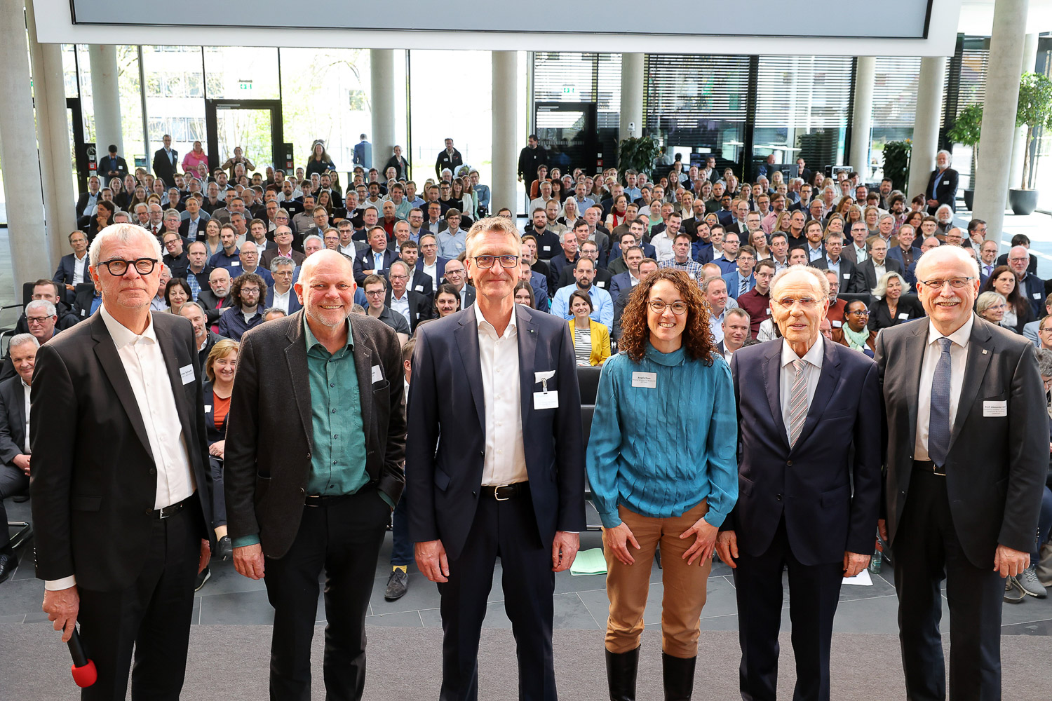 Einweihungsfeier Fraunhofer IEE-Campus. Von links: Günter Schleiff | HHS Architekten, Christof Nolda | Dezernent für Stadtentwicklung, Bauen und Umwelt der Stadt Kassel, Dr. Reinhard Mackensen | Institutsleiter Fraunhofer IEE, Angela Dorn | Ministerin für Wissenschaft und Kunst Hessen, Prof. Dr. Werner Kleinkauf (Gründer), Prof. Dr. Alexander Kurz | Vorstand der Fraunhofer-Gesellschaft