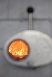 Blick in den Feuerraum eines Bioenergiekraftwerkes