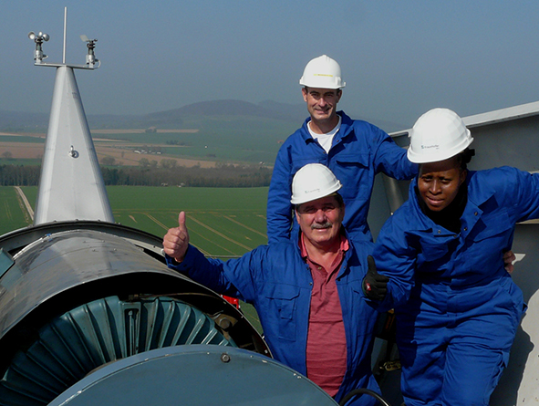 Die Teilnehmer bei der Exkursion zu einem Windpark in der Gondel einer Windturbine