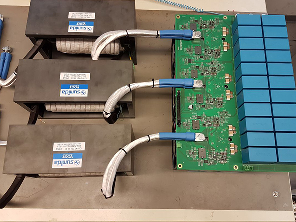 Gemeinsame Neuentwicklung der Infineon Technologies AG, der SUMIDA Components & Modules GmbH und des Fraunhofer IWES in Kassel: 100 kW-Wechselrichtermodul für B6-Standard mit 48kHz Schaltfrequenz halbiert Gewicht und Volumen.