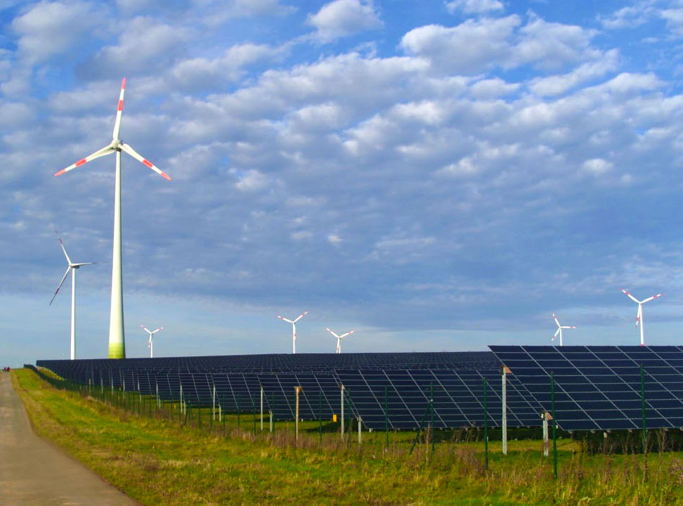 Das Fraunhofer IWES in Kassel hat zusammen mit Partnern im Forschungsprojekt »ReWP – Regelleistung durch Wind- und Photovoltaikparks« Werkzeuge und Verfahren entwickelt, mit denen zukünftig auch Wind- und Solarparks Regelleistung bereitstellen können.