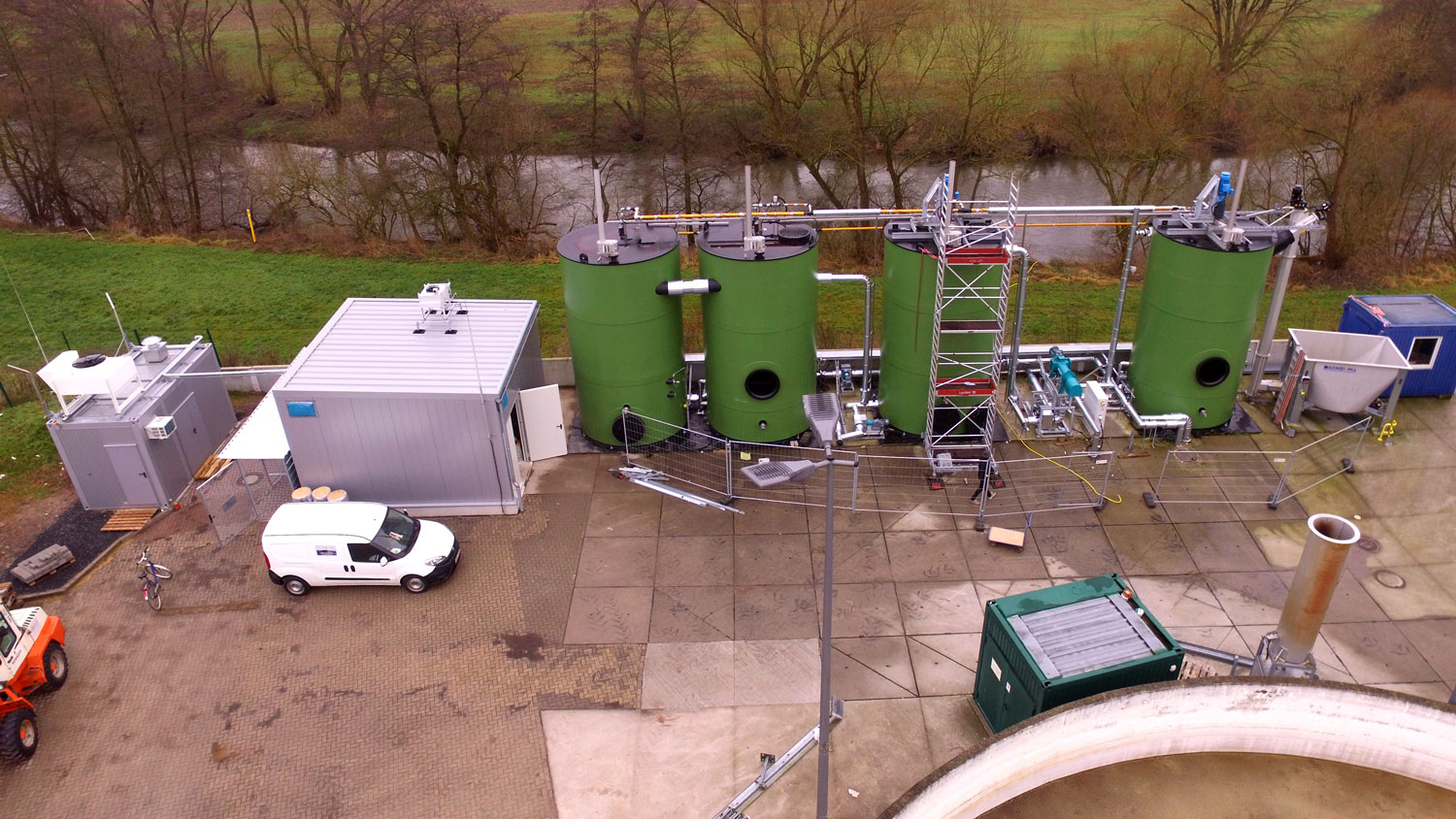 Standort der PtG-Anlage auf dem HBFZ mit dem Elektrolysecontainer (ganz links) und der Halle für die Methanisierung, sowie rechts die vom IEE aufgebaute regelbare Biogasanlage (ReBi).